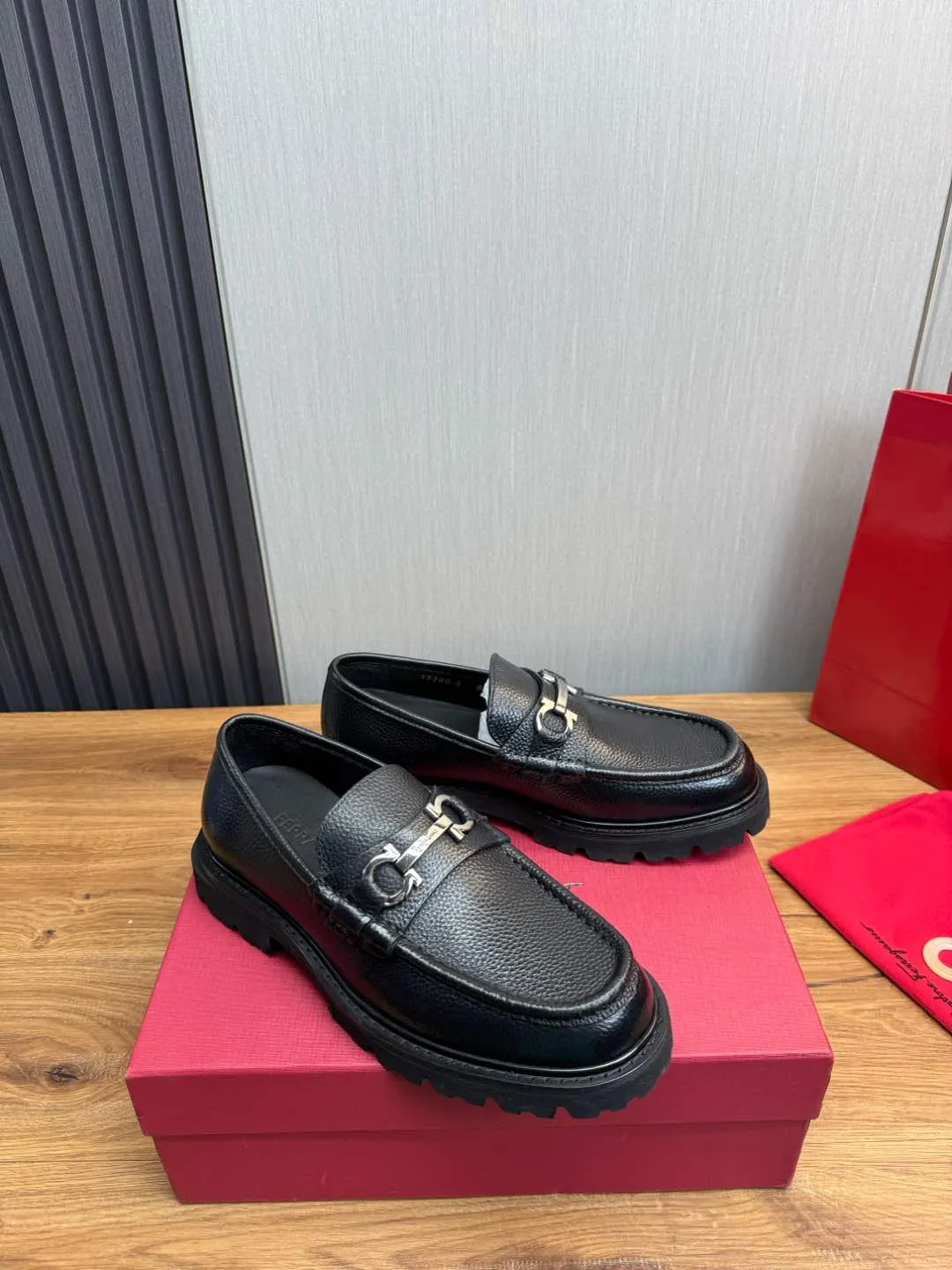 Men's shoes 💰880💰 Ferragamo. [Ferragamo] men's thick-soled loafers, the latest hot style, 1:1 original purchase quality, top quality, imported open-edge beaded cowhide leather on the upper, hand-made three-dimensional stitching highlights the round toe design, the inner foot pads are all imported cowhide, with original lightweight foam outsole, matching code 39-44, (38, 45 custom-made, non-refundable)